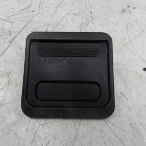 (131) 2002 MERCEDES BENZ E CLASS ESTATE W210. BOOT CARPET HANDLE