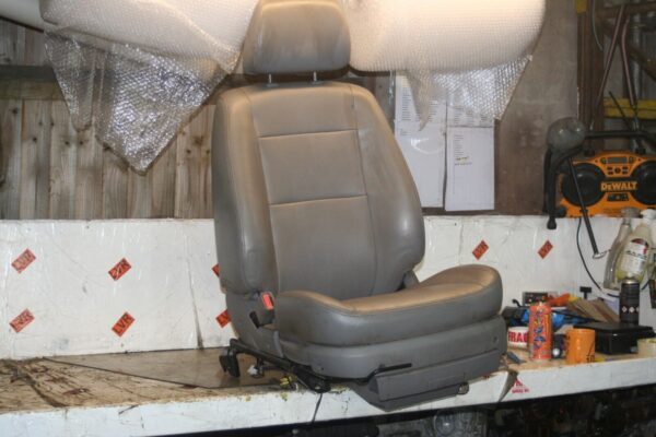 2009 KIA SORENTO. GREY LEATHER PASSENGER FRONT SEAT