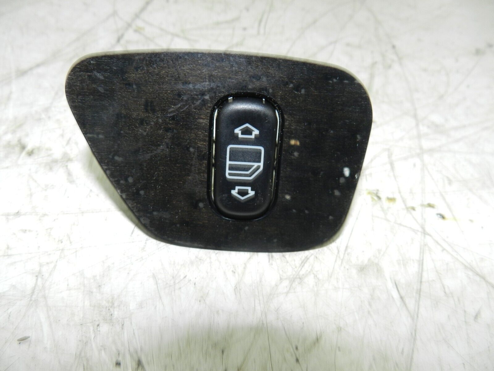 (131) 2002 MERCEDES BENZ E CLASS ESTATE W210. DRIVER SIDE REAR WINDOW SWITCH