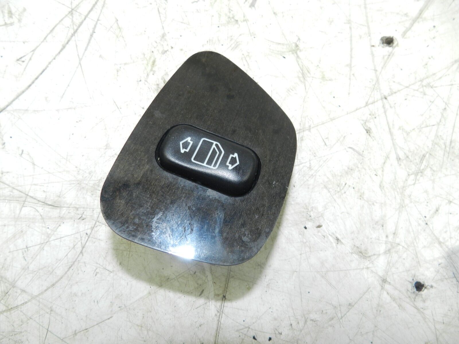 (131) 2002 MERCEDES BENZ E CLASS ESTATE W210. PASSENGER SIDE REAR WINDOW SWITCH