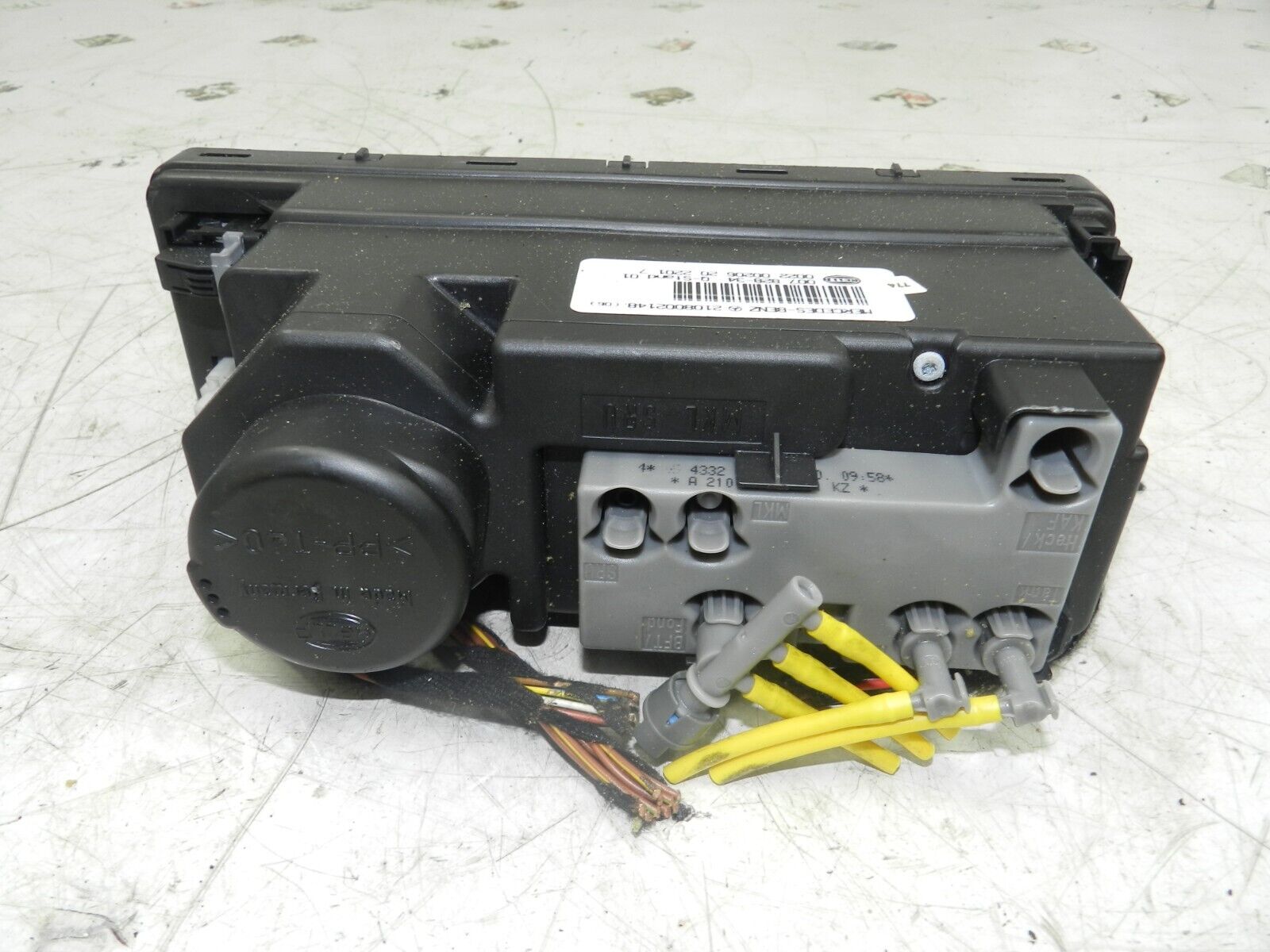 (131) 2002 MERCEDES BENZ E CLASS ESTATE W210. CENTRAL LOCKING PUMP 2108002148