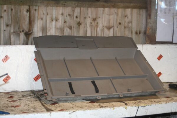 2009 KIA SORENTO. BOOT PLASTIC TRAY COVER - Image 2