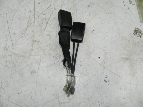 (131) 2002 MERCEDES BENZ E CLASS ESTATE W210. REAR SEATBELT BUCKLES