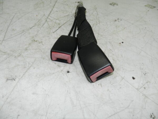 (131) 2002 MERCEDES BENZ E CLASS ESTATE W210. REAR SEATBELT BUCKLES - Image 2