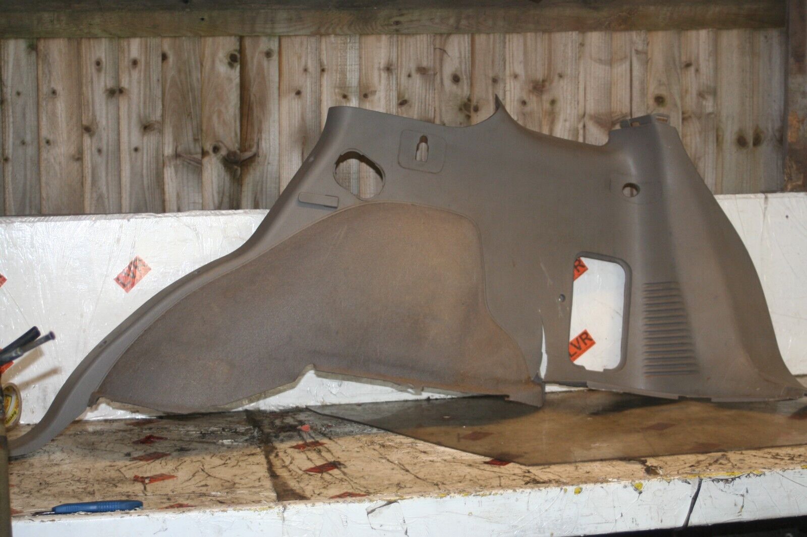 2009 KIA SORENTO. BOOT PLASTIC FAIRING TRIM CRACKED PANEL