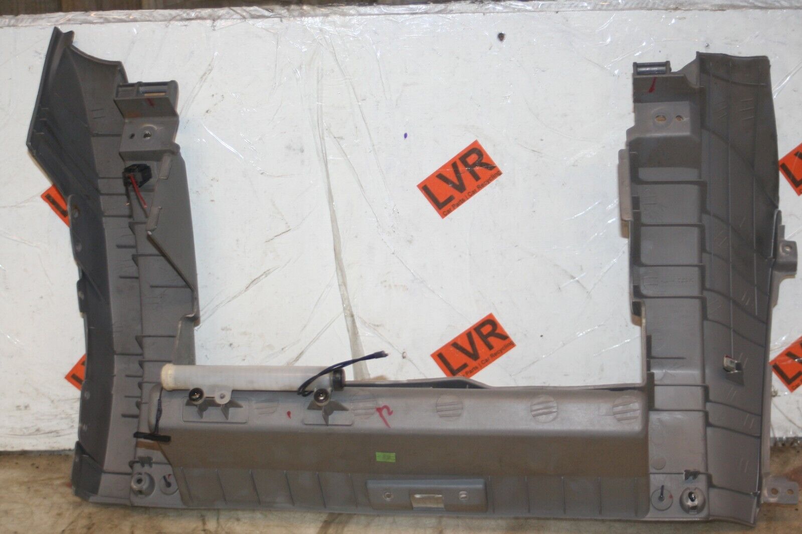 2009 KIA SORENTO. DASHBOARD GLOVE BOX SURROUND - Image 3