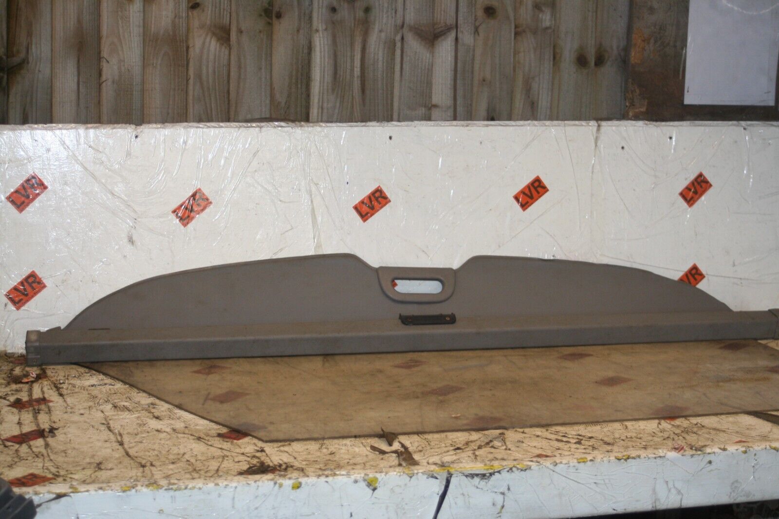 2009 KIA SORENTO. PARCEL SHELF RETRACTABLE