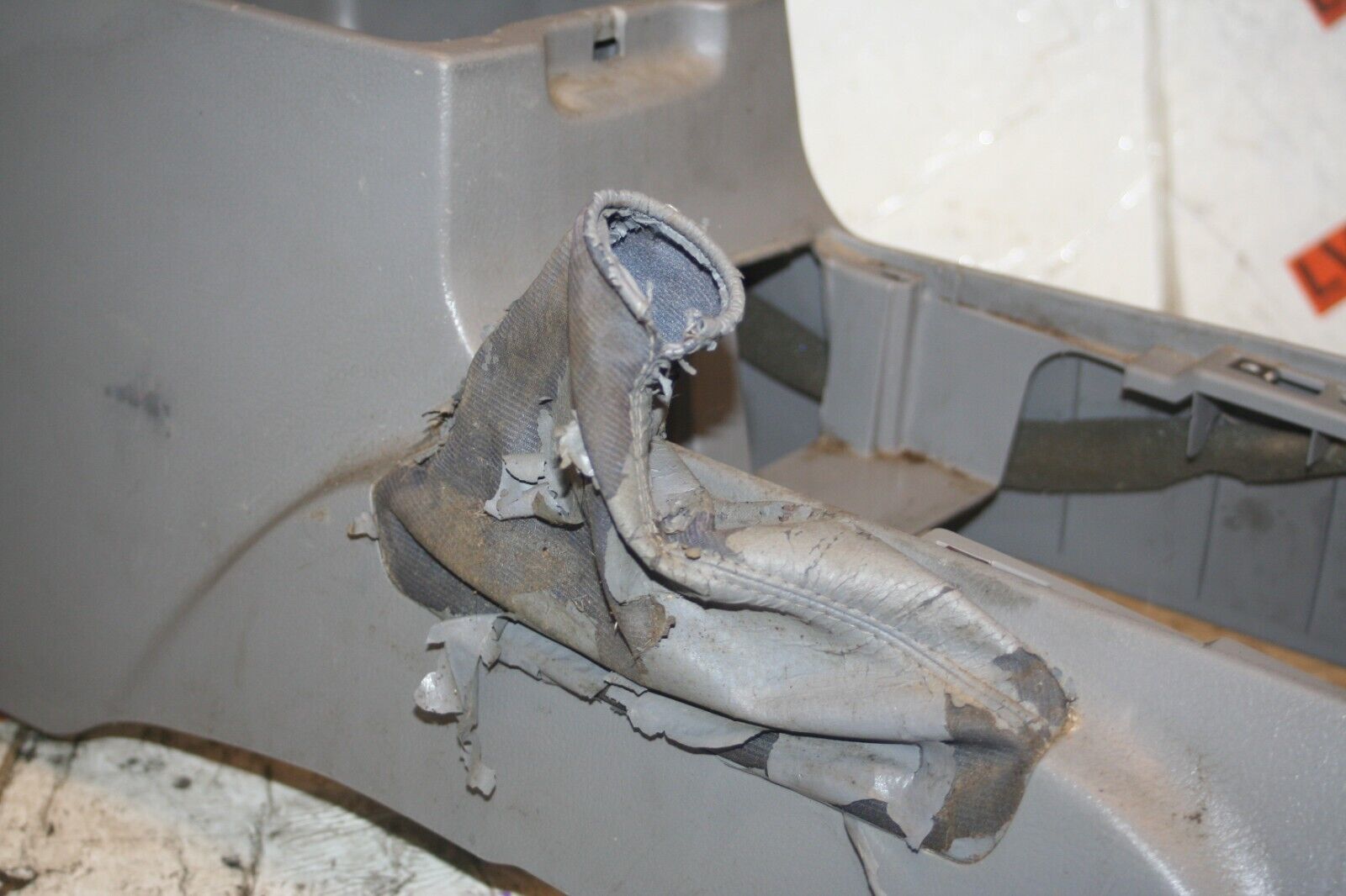 2009 KIA SORENTO. CENTRE CONSOLE ARM REST - Image 3