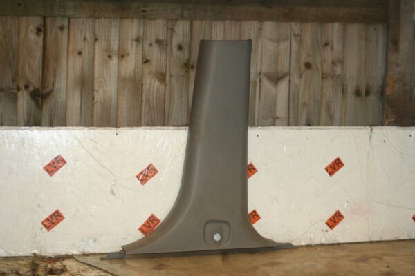 2009 KIA SORENTO. B PILLAR TRIM