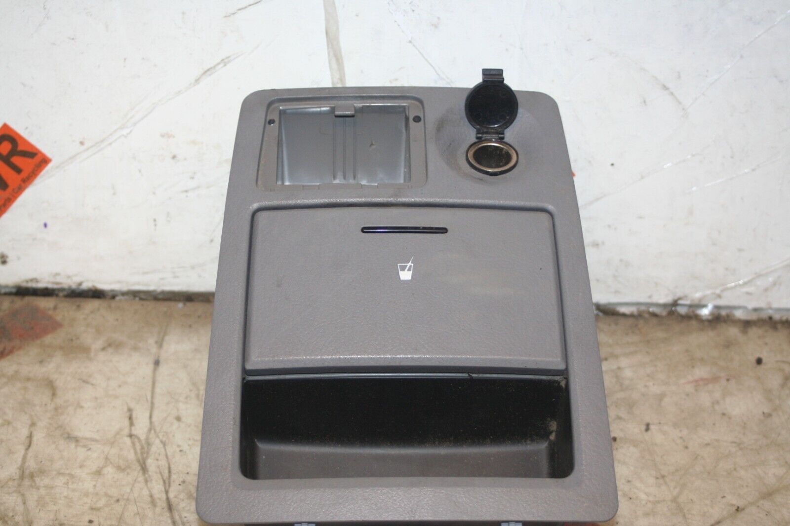2009 KIA SORENTO. CENTRE CONSOLE 12V SOCKET CUP HOLDER