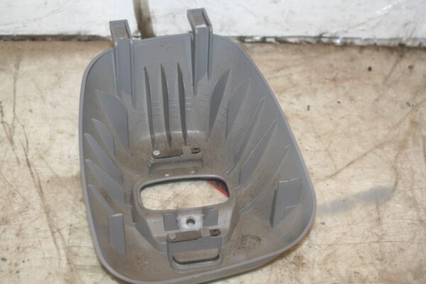 2009 KIA SORENTO. PLASTIC TRIM HOUSING CENTRE MIDDLE SEAT BELT TOP - Image 2