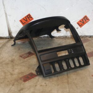 2009 KIA SORENTO. CENTRE CONSOLE RADIO SURROUND