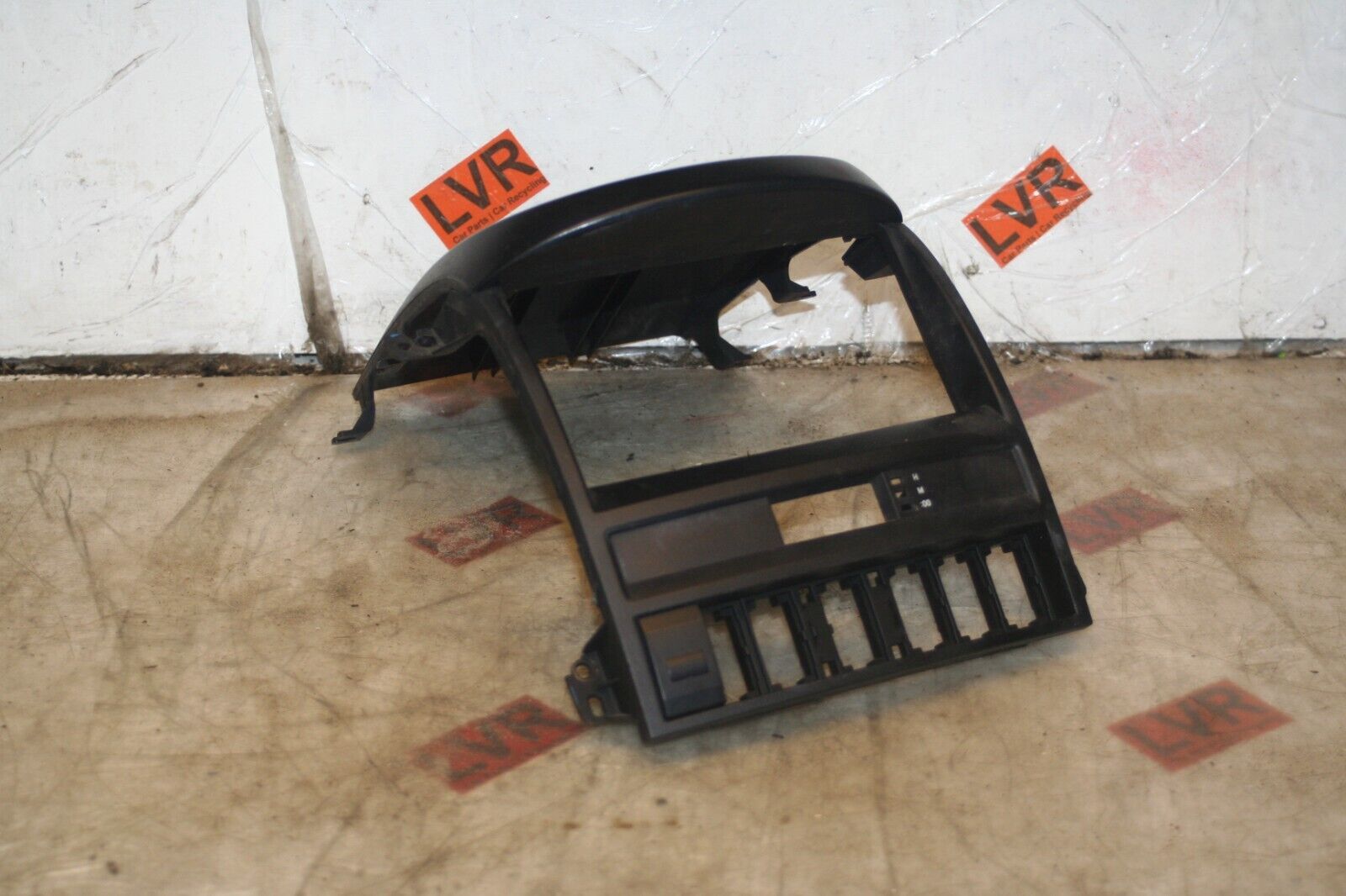 2009 KIA SORENTO. CENTRE CONSOLE RADIO SURROUND