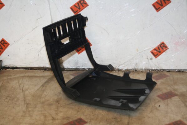 2009 KIA SORENTO. CENTRE CONSOLE RADIO SURROUND - Image 2