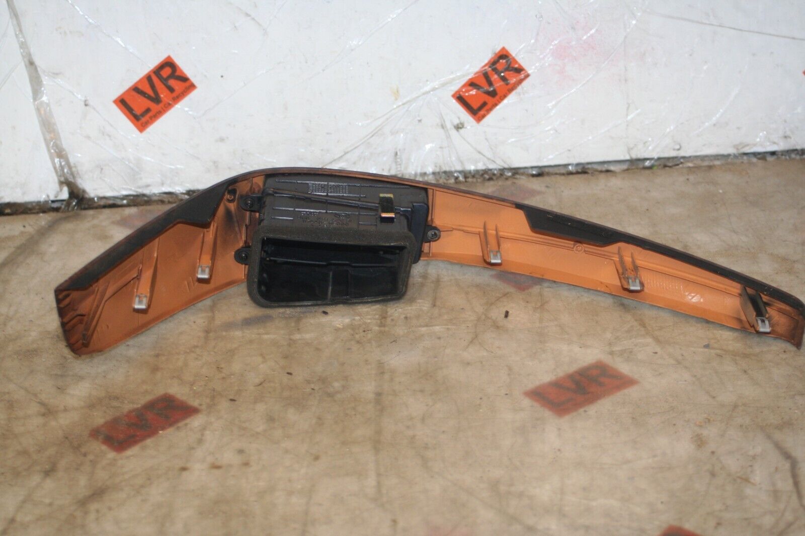 2009 KIA SORENTO. WOODEN DASH BOARD TRIM AIR VENT - Image 2