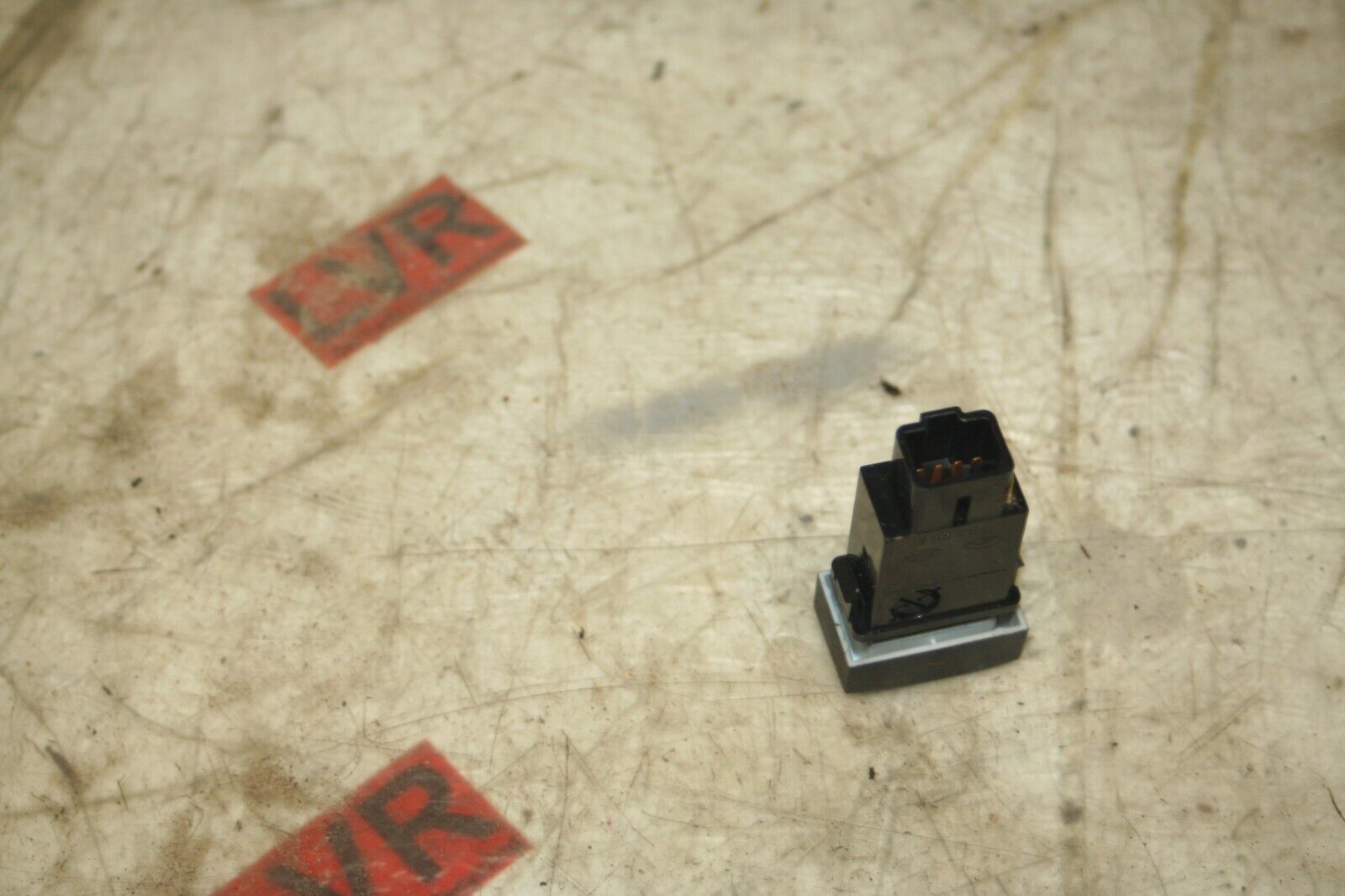 2009 KIA SORENTO. HEATED SEAT BUTTON SWITCH LEFT - Image 2