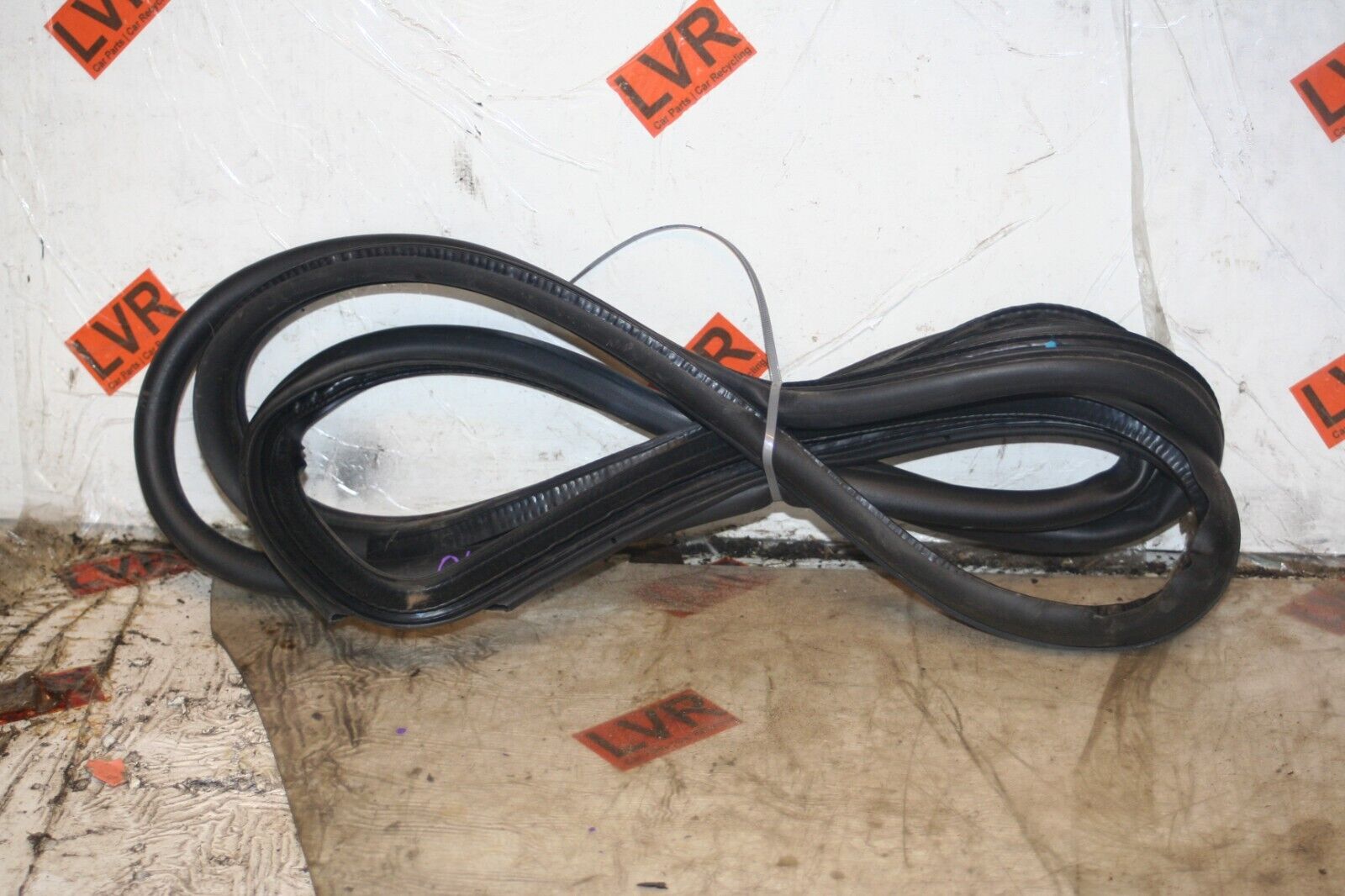 2009 KIA SORENTO. DOOR RUBBER SEAL DRIVER SIDE REAR