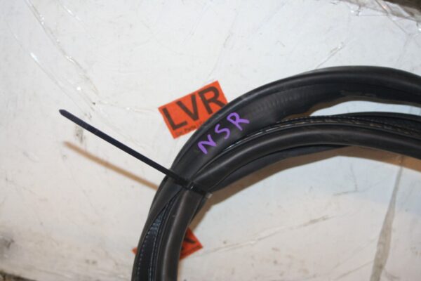 2009 KIA SORENTO. PASSENGER RUBBER SEAL SIDE REAR - Image 2