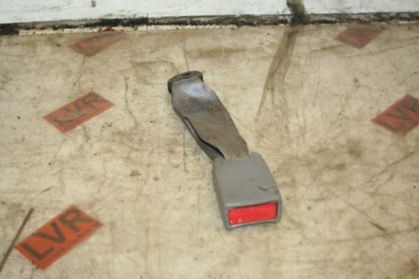 2009 KIA SORENTO. REAR SEAT BELT BUCKLE CLIP - Image 2