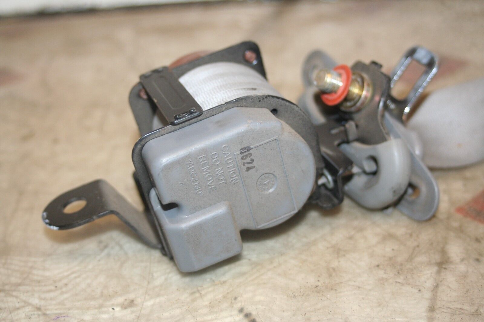 2009 KIA SORENTO. PASSENGER SIDE REAR SEAT BELT - Image 2