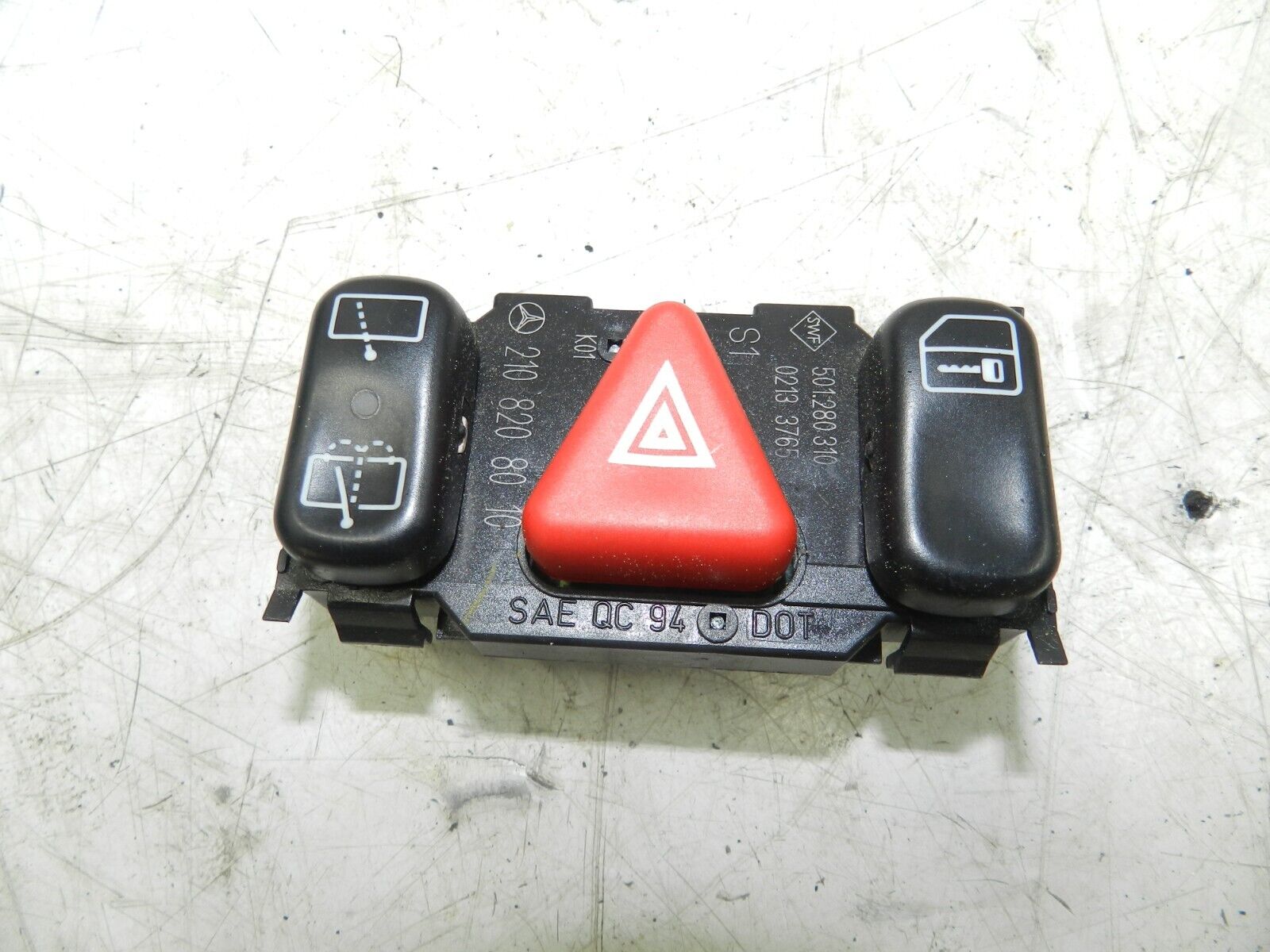 (131) 2002 MERCEDES BENZ E CLASS ESTATE W210. HAZARD SWITCH WASHER LOCK BUTTON
