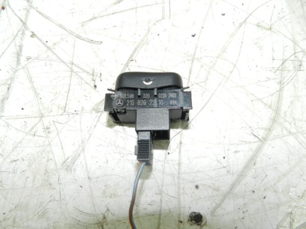 (131) 2002 MERCEDES BENZ E CLASS ESTATE W210. HEADLIGHT WASHER SWITCH - Image 4