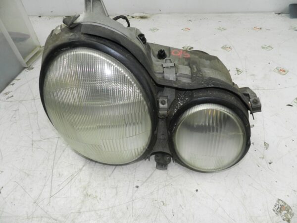 (131) 2002 MERCEDES BENZ E CLASS ESTATE W210. DRIVER SIDE HEADLIGHT - Image 2