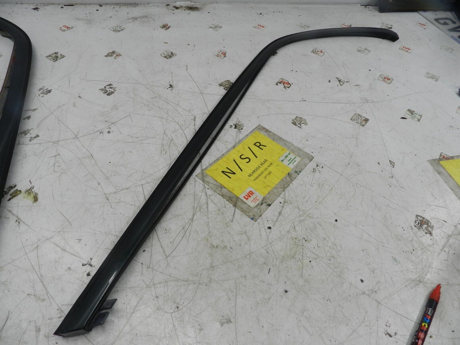 (131) 2002 MERCEDES BENZ E CLASS ESTATE W210. PASSENGER REAR QUARTER WINDOW TRIM
