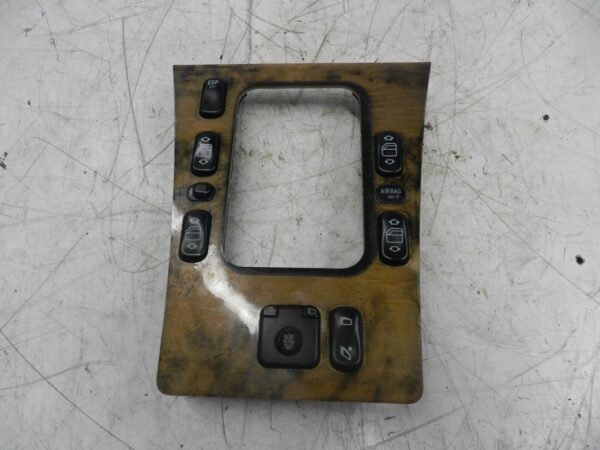(131) 2002 MERCEDES BENZ E CLASS ESTATE W210. CENTRE CONSOLE WOOD TRIM SWITCHES