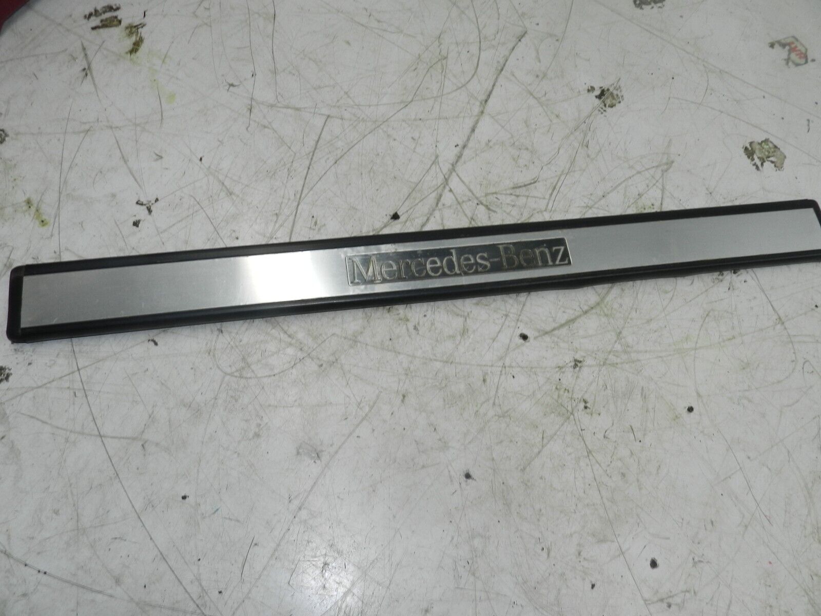 (131) 02 MERCEDES BENZ E CLASS ESTATE W210. DRIVER SIDE FLOOR SILL KICK TRIM