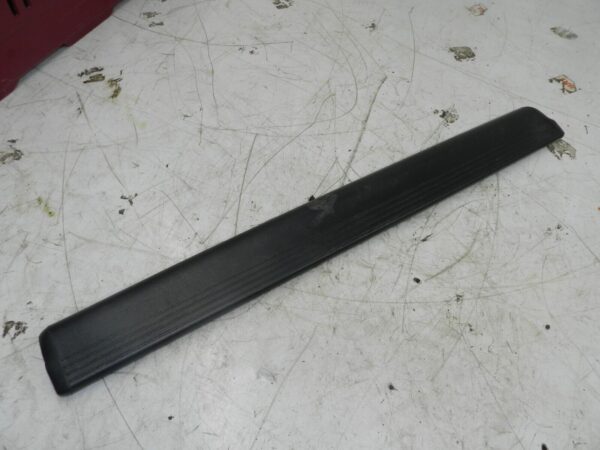 (131) 02 MERCEDES BENZ E CLASS ESTATE W210. DRIVER SIDE FLOOR SILL KICK TRIM