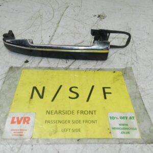 (131) 2002 MERCEDES BENZ E CLASS ESTATE W210. PASSENGER FRONT DOOR HANDLE GREEN