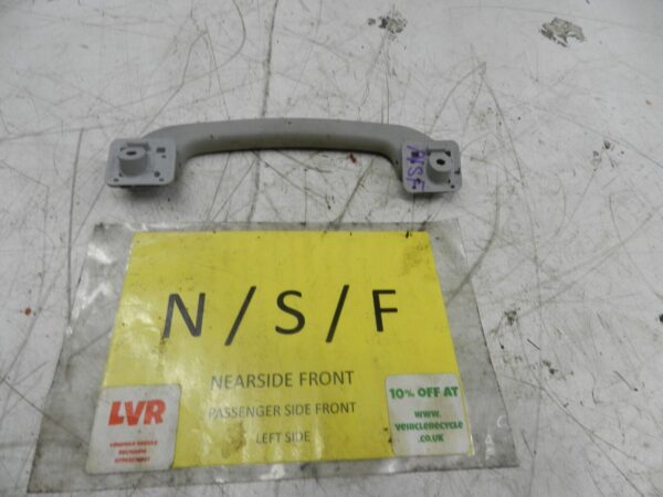(131) 2002 MERCEDES BENZ E CLASS ESTATE W210. PASSENGER SIDE FRONT GRAB HANDLE