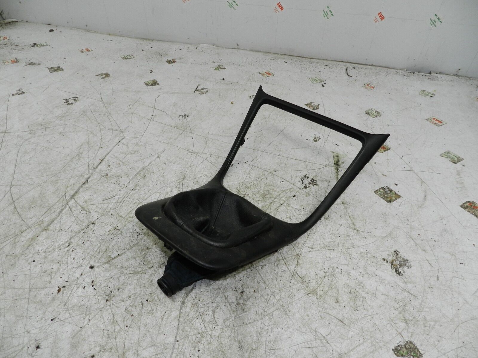 (138) 1998 HONDA ACCORD MK6. GEAR SELECTOR SURROUND
