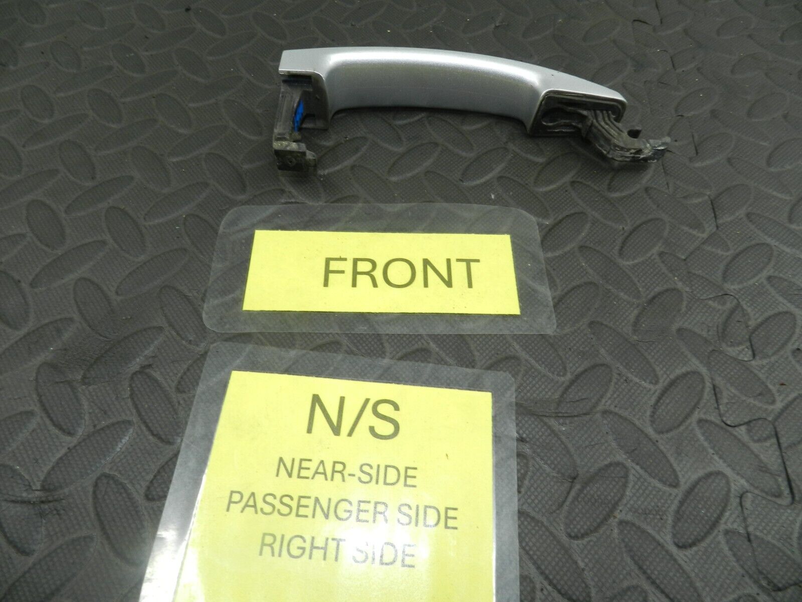 (144) 2009 VAUXHALL ASTRA H. PASSENGER SIDE FRONT DOOR HANDLE EXTERNAL SILVER