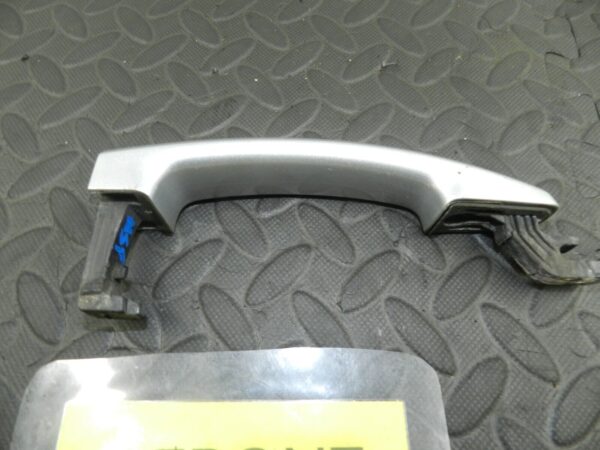 (144) 2009 VAUXHALL ASTRA H. PASSENGER SIDE FRONT DOOR HANDLE EXTERNAL SILVER - Image 2