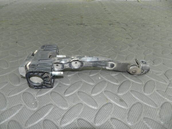 (144) 2009 VAUXHALL ASTRA H. DRIVER SIDE DOOR STAY CHECK STRAP