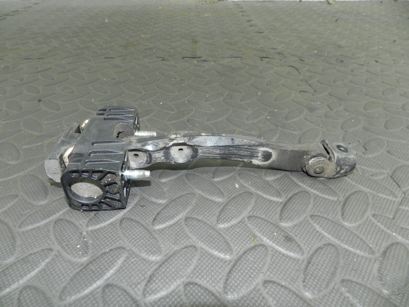(144) 2009 VAUXHALL ASTRA H. DRIVER SIDE DOOR STAY CHECK STRAP