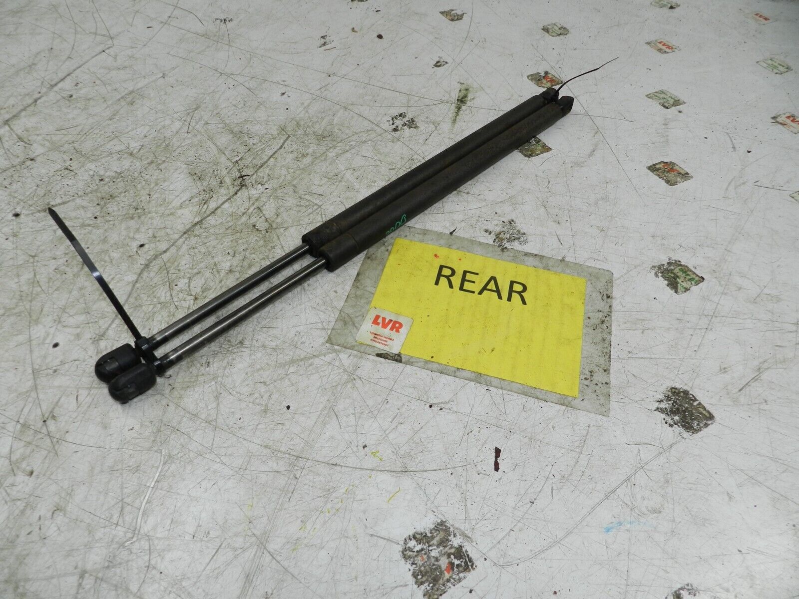 (138) 1998 HONDA ACCORD MK6. REAR BOOT GAS STRUTS