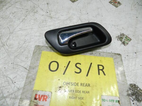 (138) 1998 HONDA ACCORD MK6. DRIVER SIDE REAR DOOR HANDLE INTERNAL
