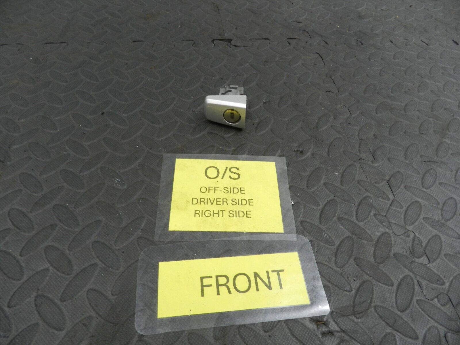 (144) 2009 VAUXHALL ASTRA H. DRIVER SIDE FRONT DOOR EXTERNAL CAP SILVER