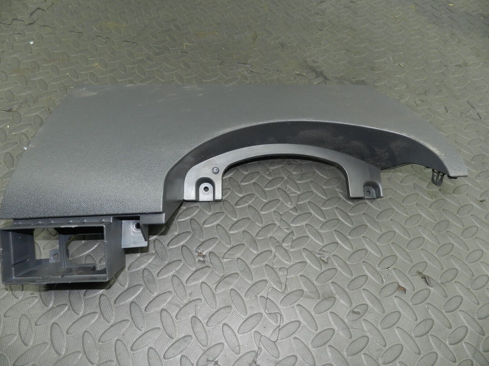 (144) 2009 VAUXHALL ASTRA H. DASHBOARD LOWER TRIM