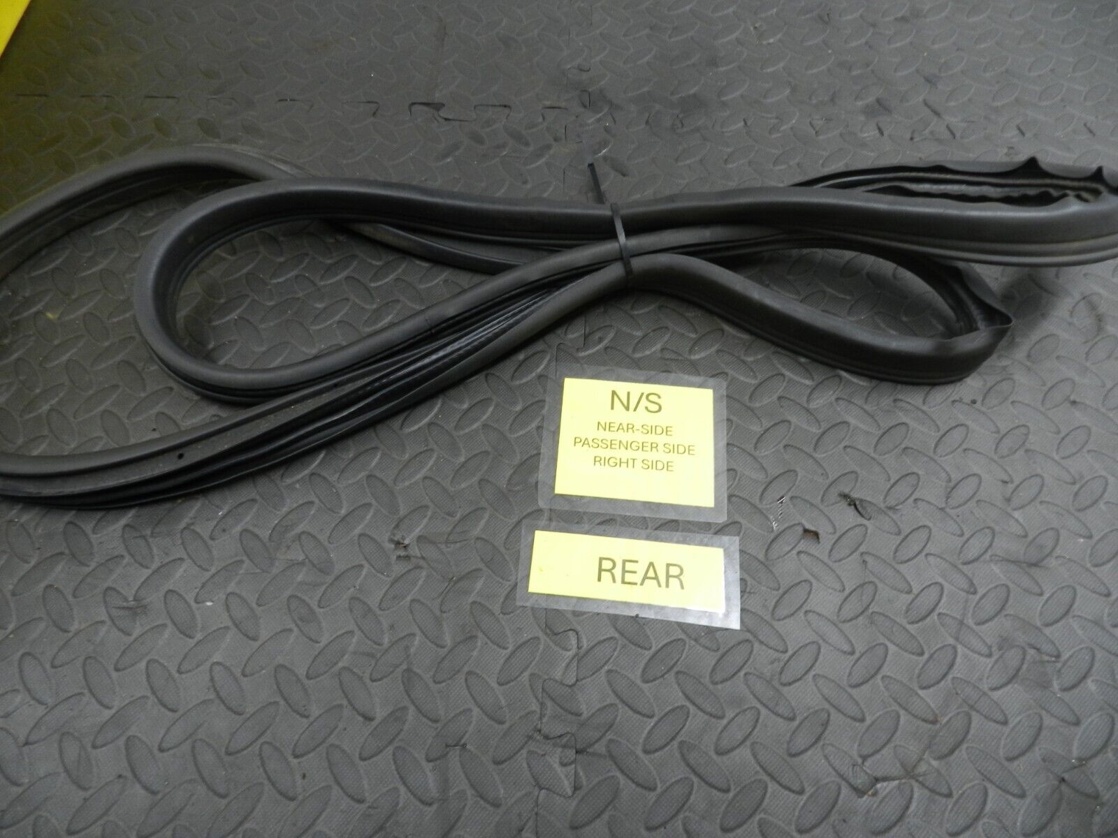 (144) 2009 VAUXHALL ASTRA H. PASSENGER SIDE REAR DOOR RUBBER SEAL