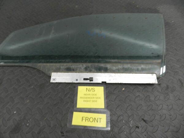 (144) 2009 VAUXHALL ASTRA H. PASSENGER SIDE FRONT WINDOW GLASS