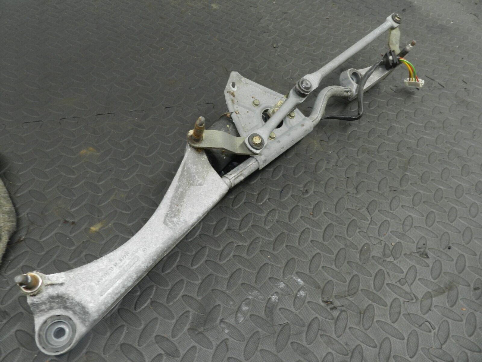 (146) MERCEDES C CLASS SALOON W203. FRONT WIPER MOTOR AND LINKAGE