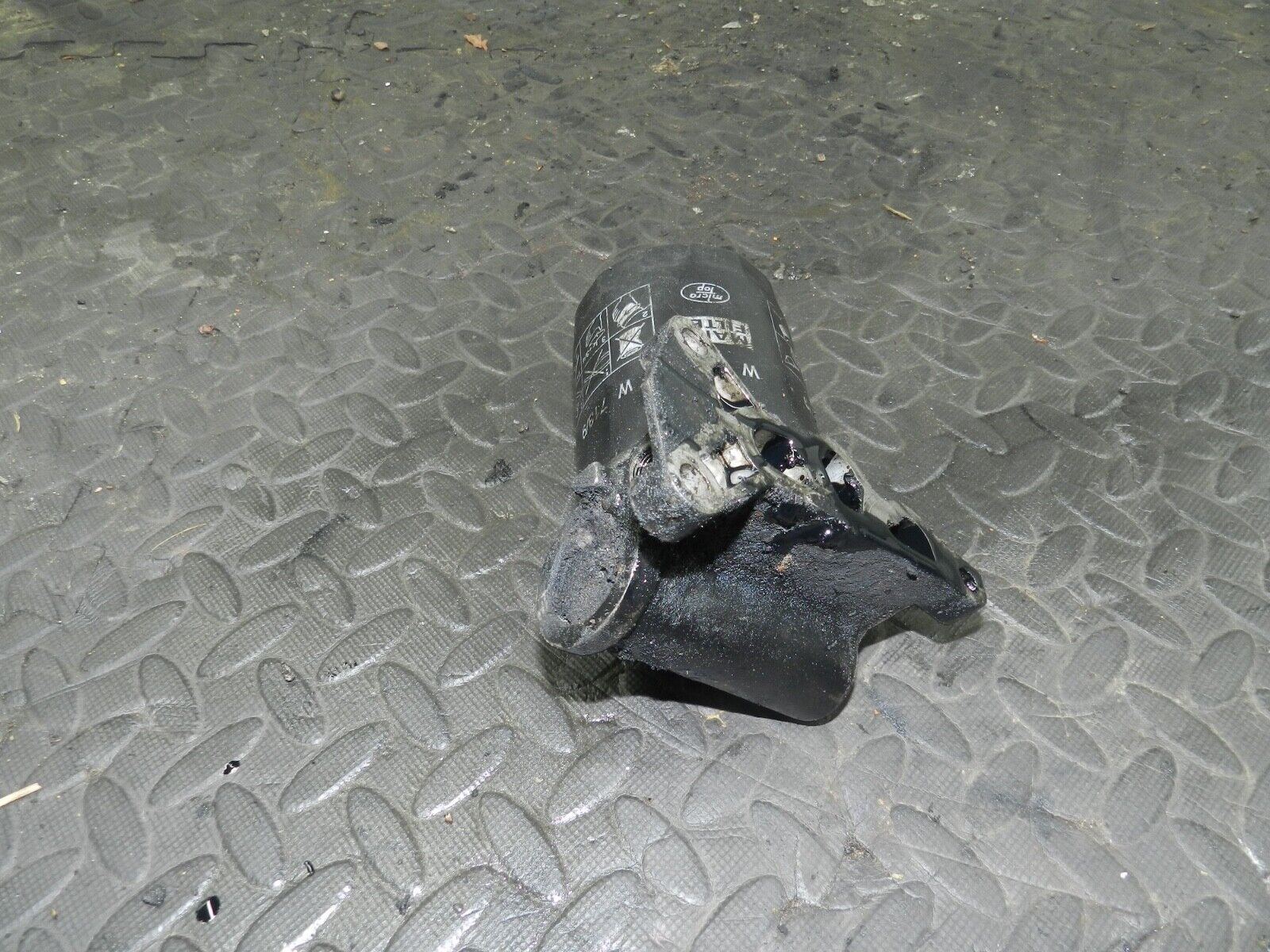 154 2004 LAND ROVER DISCOVERY 2 TD5. OIL FILTER HOUSING