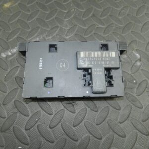 (146) MERCEDES C CLASS SALOON W203. 2038201385 DOOR ECU PASSENGER SIDE FRONT