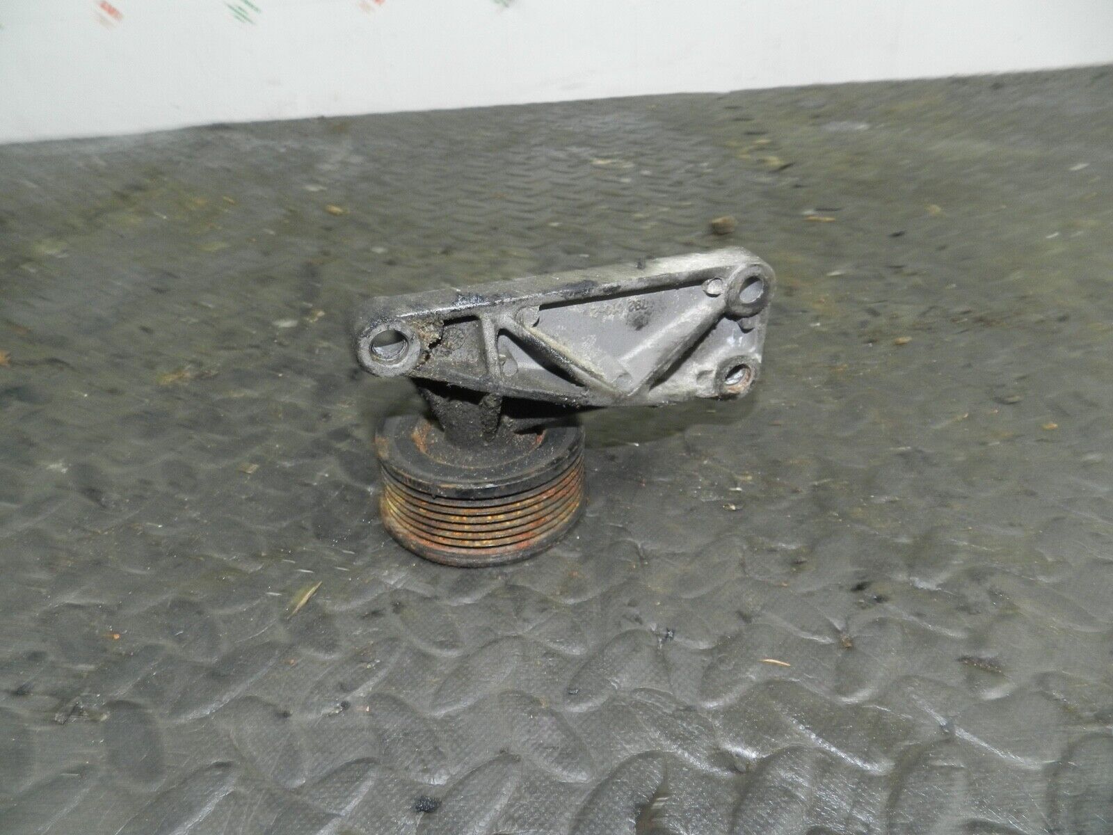 154 2004 LAND ROVER DISCOVERY 2 TD5. IDLER PULLEY