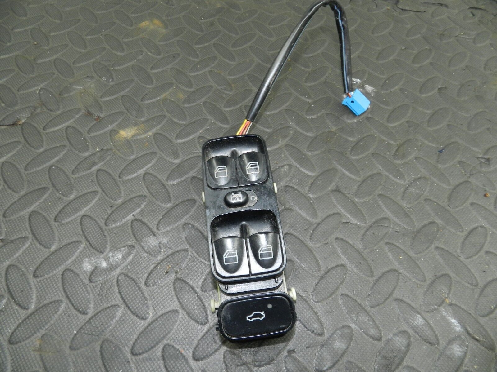 (146) MERCEDES C CLASS SALOON W203. DRIVER SIDE WINDOW SWITCH A2038210679