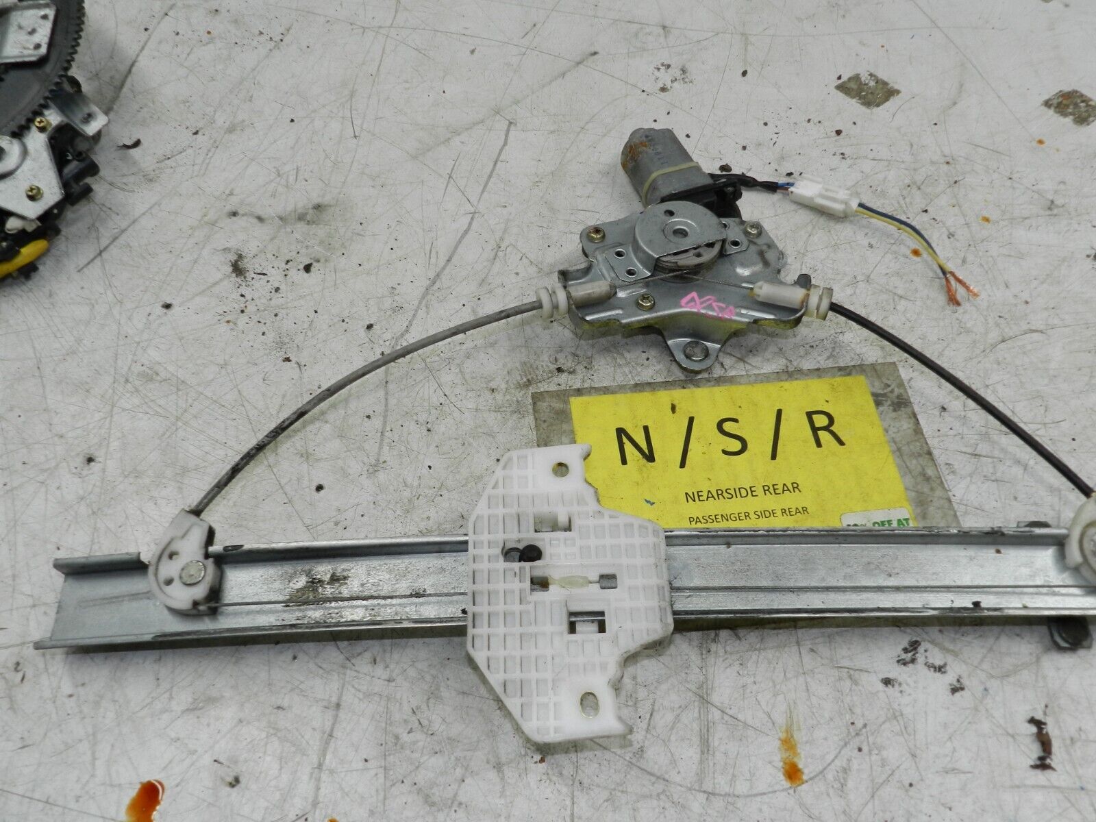 (139) 2003 HYUNDAI MATRIX. PASSENGER SIDE REAR WINDOW REGULATOR AND MOTOR